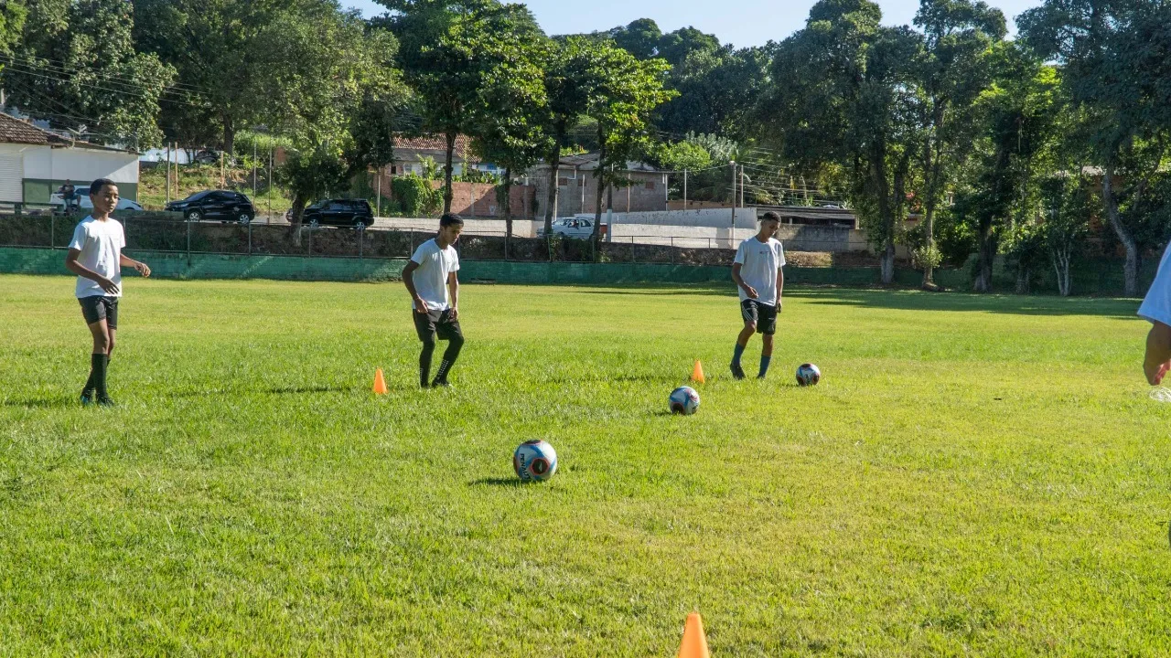 crianças treinando futebol em projeto social em Itaboraí