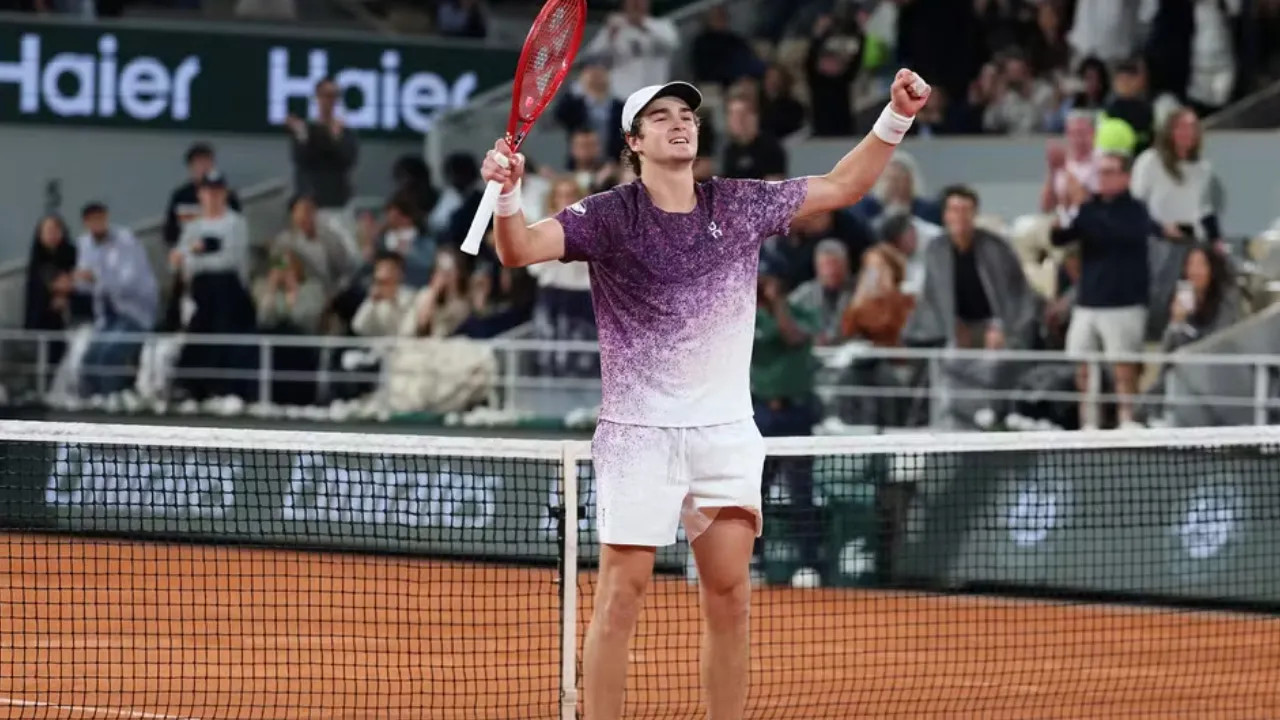 João Fonseca comemora vitória sobre Casper Ruud em Roland Garros