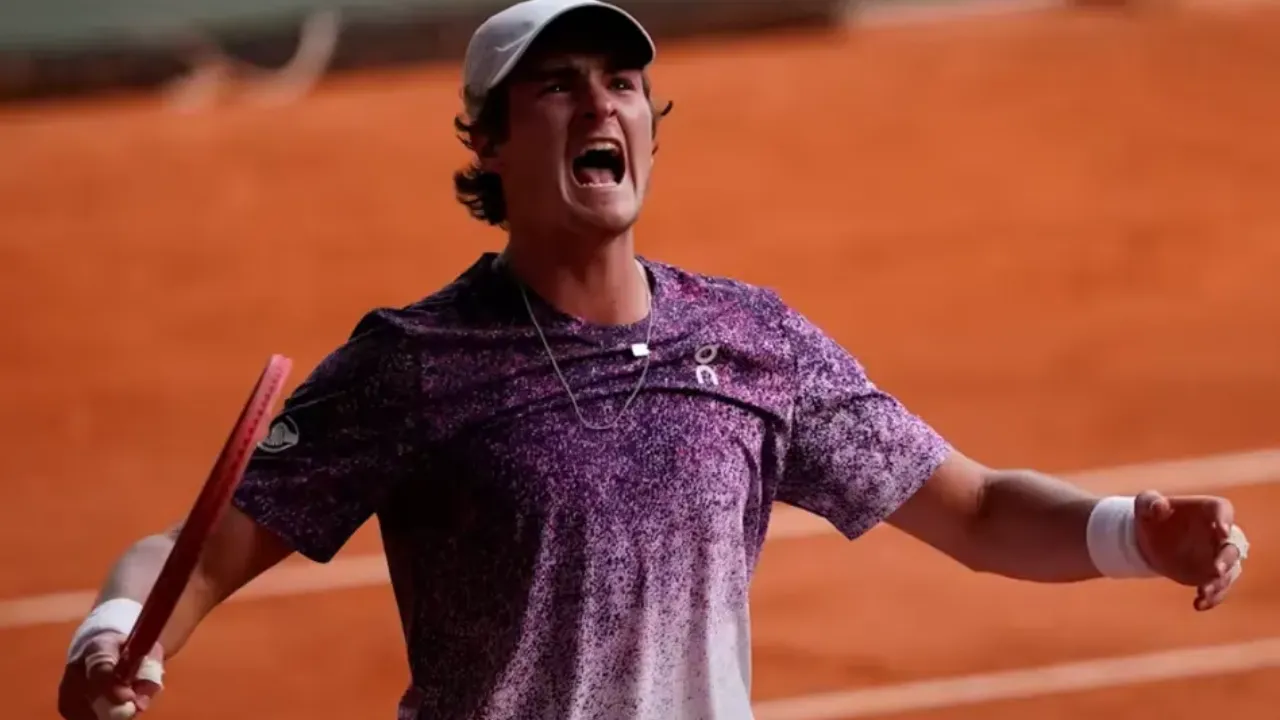 João Fonseca comemora vitória em Roland Garros antes de enfrentar Casper Ruud