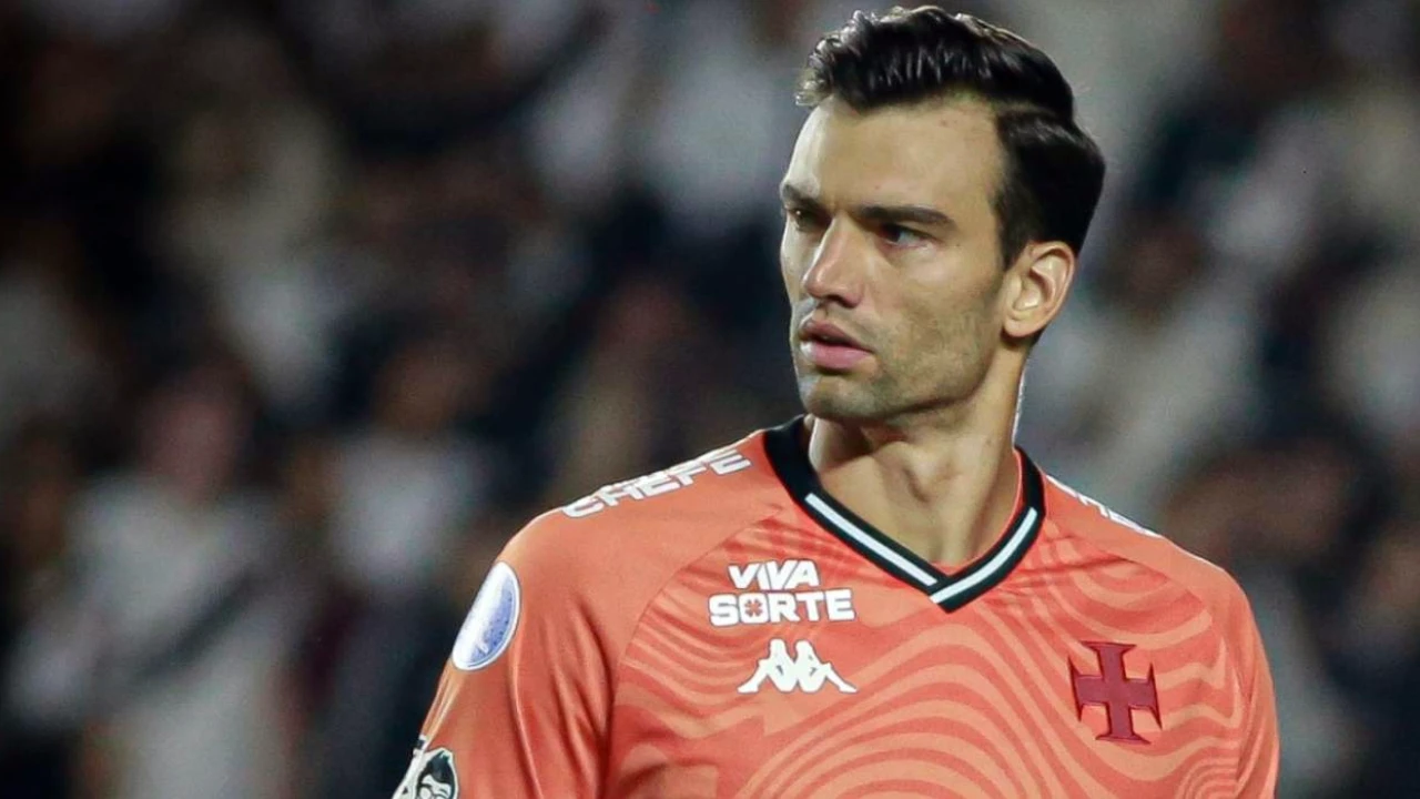 Léo Jardim defendendo o Vasco em partida do Brasileirão