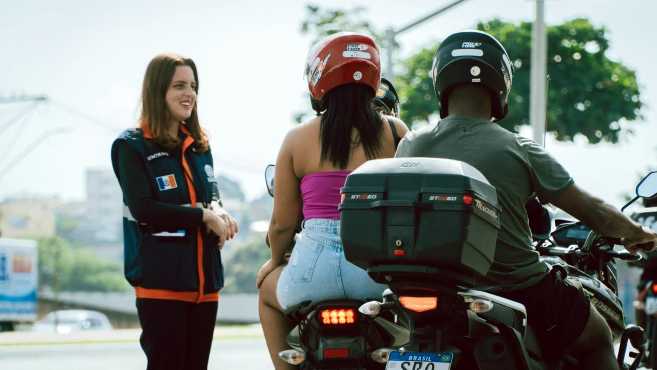 Maio Amarelo em Itaboraí realiza blitz educativa na Avenida 22 de Maio com orientação a motoristas e motociclistas