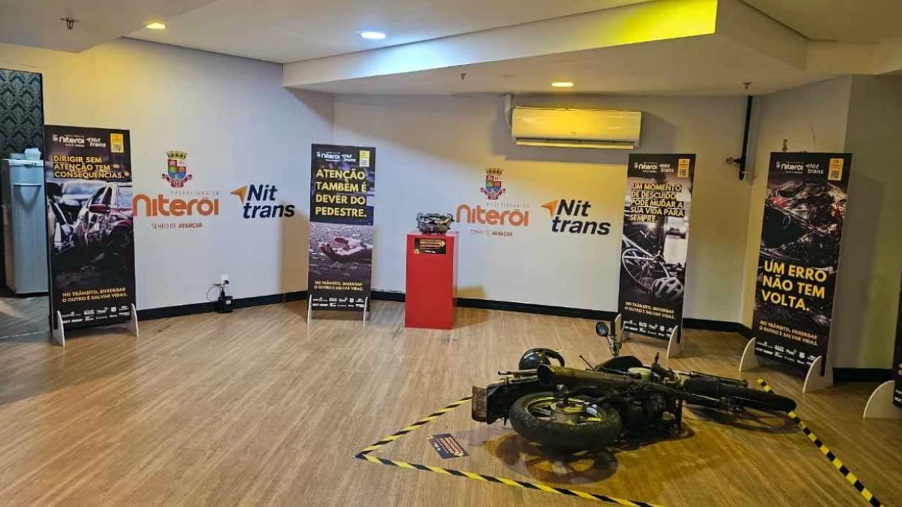 Exposição do Maio Amarelo no Plaza Shopping em Niterói