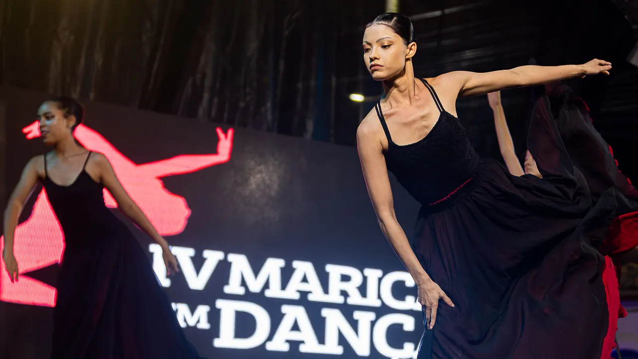 Apresentação de dança em praça pública durante festival cultural em Maricá