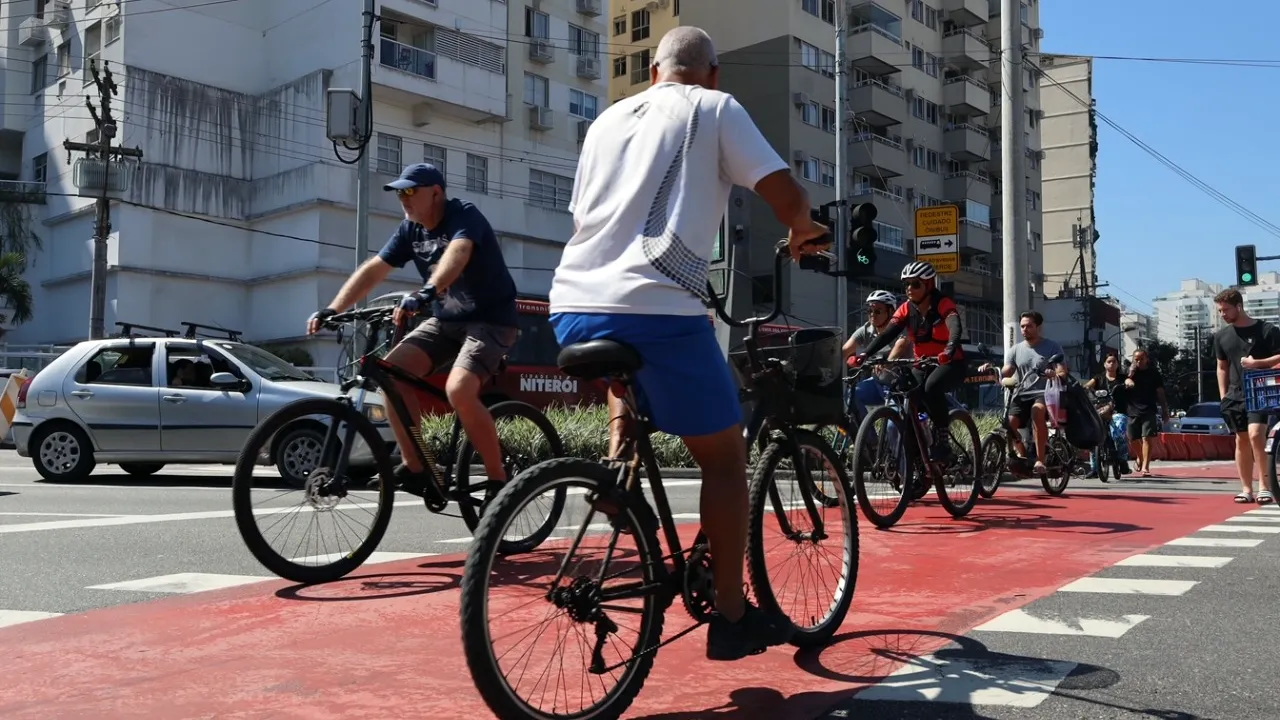 Mobilidade ativa em Niterói com ciclistas em corredor cicloviário da cidade