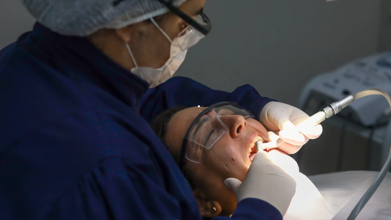 dentista realizando tratamento de canal em paciente em Maricá