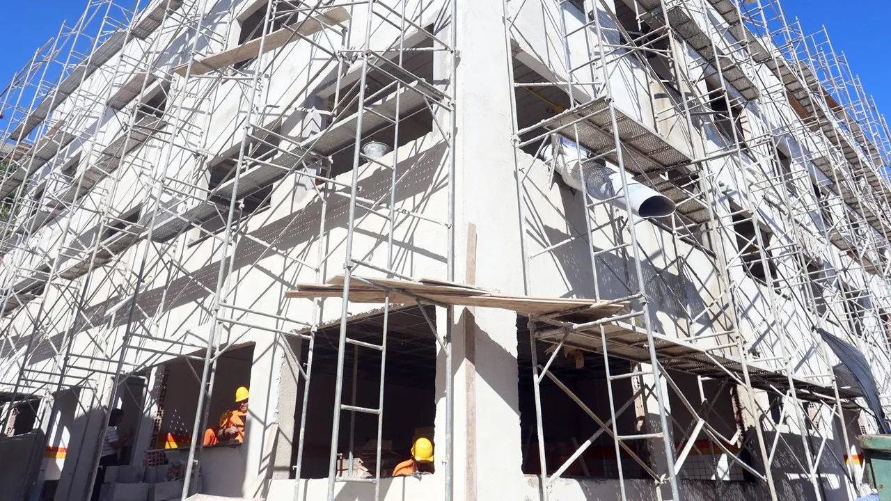 obras de escola municipal no Engenho do Mato em Niterói