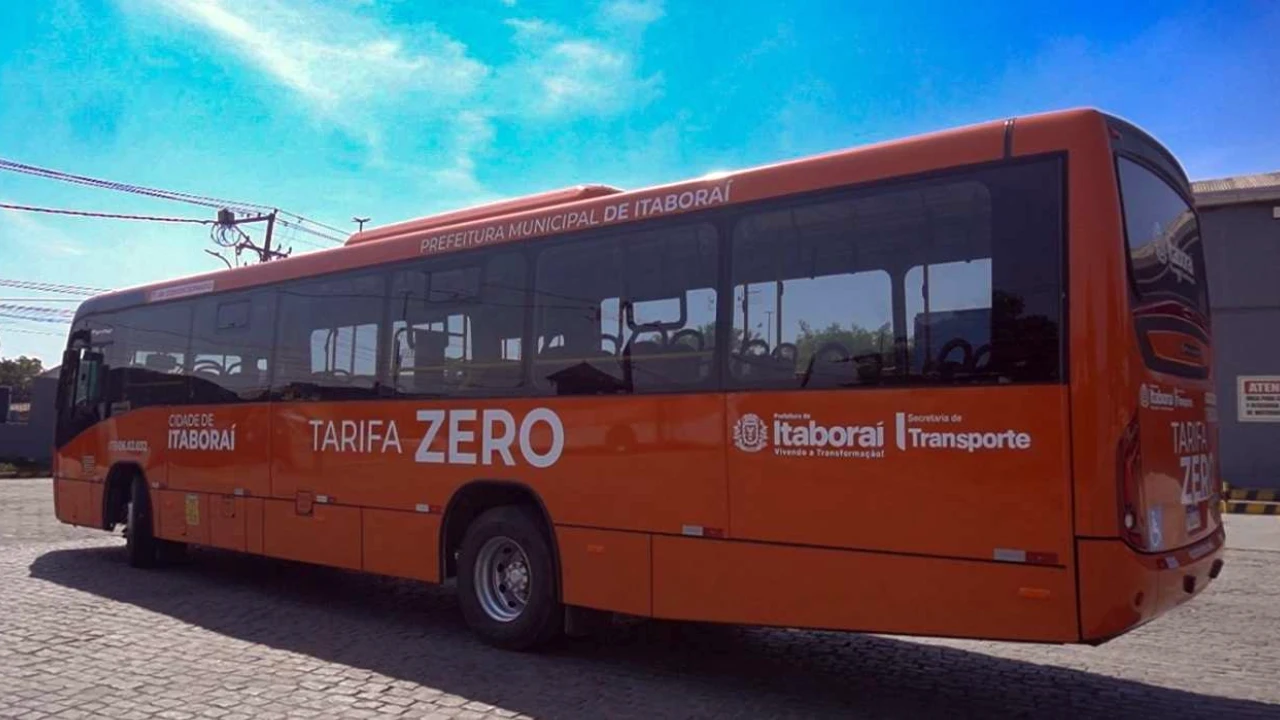 Ônibus moderno do programa Tarifa Zero em circulação em Itaboraí
