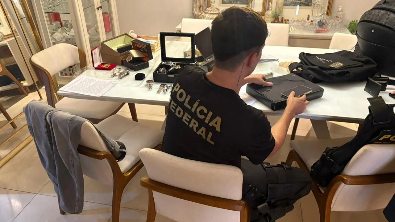 Agentes da Polícia Federal durante Operação Castratio em Niterói