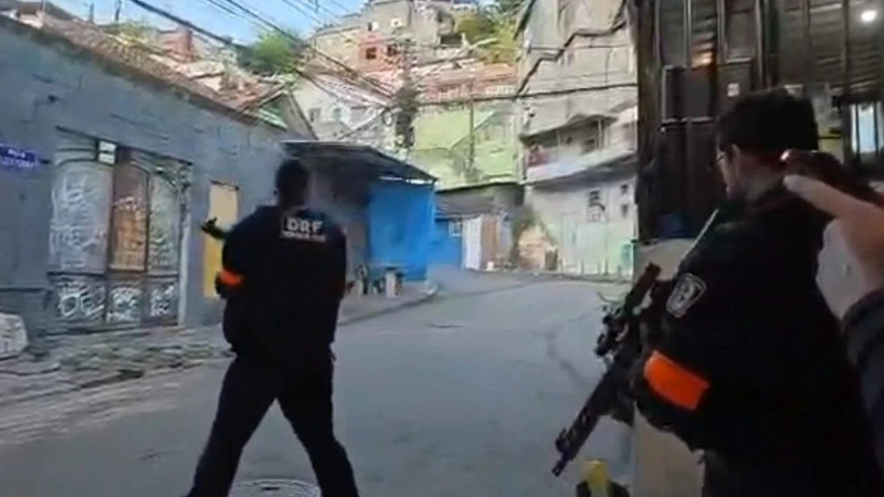 policiais civis durante operação em comunidade do Rio de Janeiro