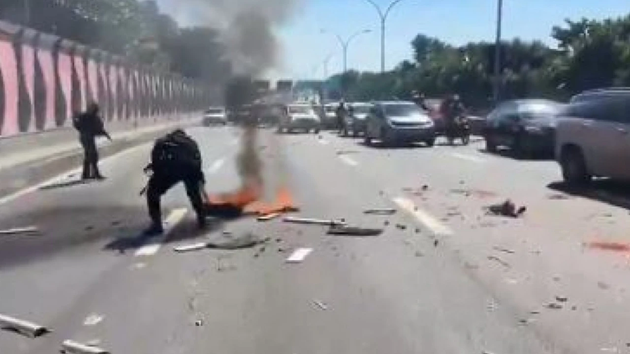 operação policial no Complexo da Maré com viatura e fumaça na via