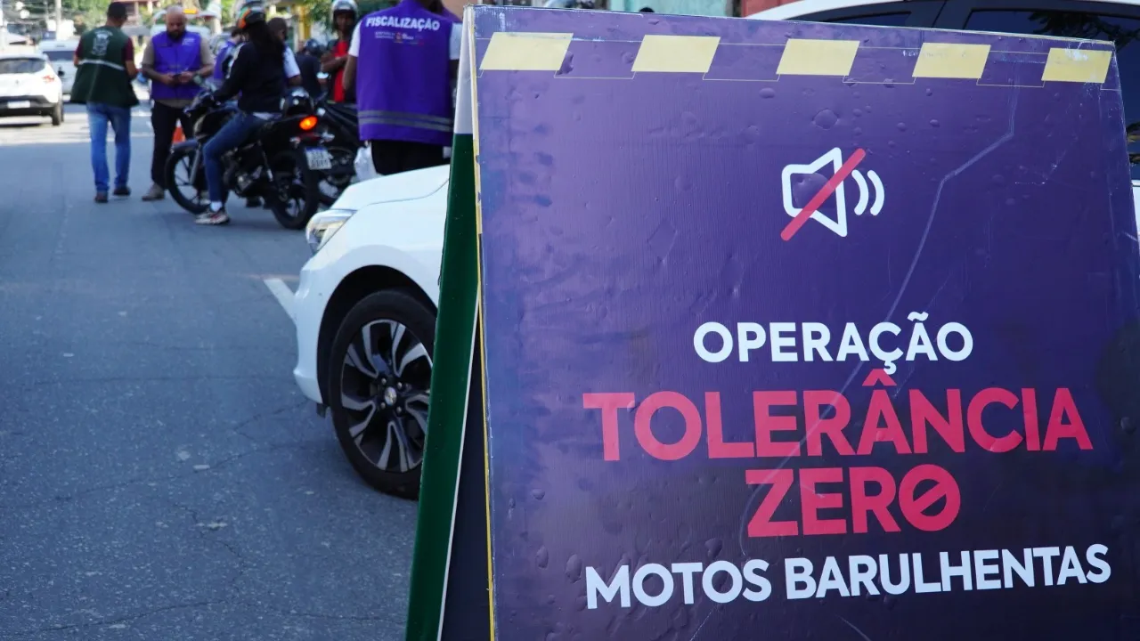 Agentes fiscalizam motos durante Operação Tolerância Zero em São Gonçalo