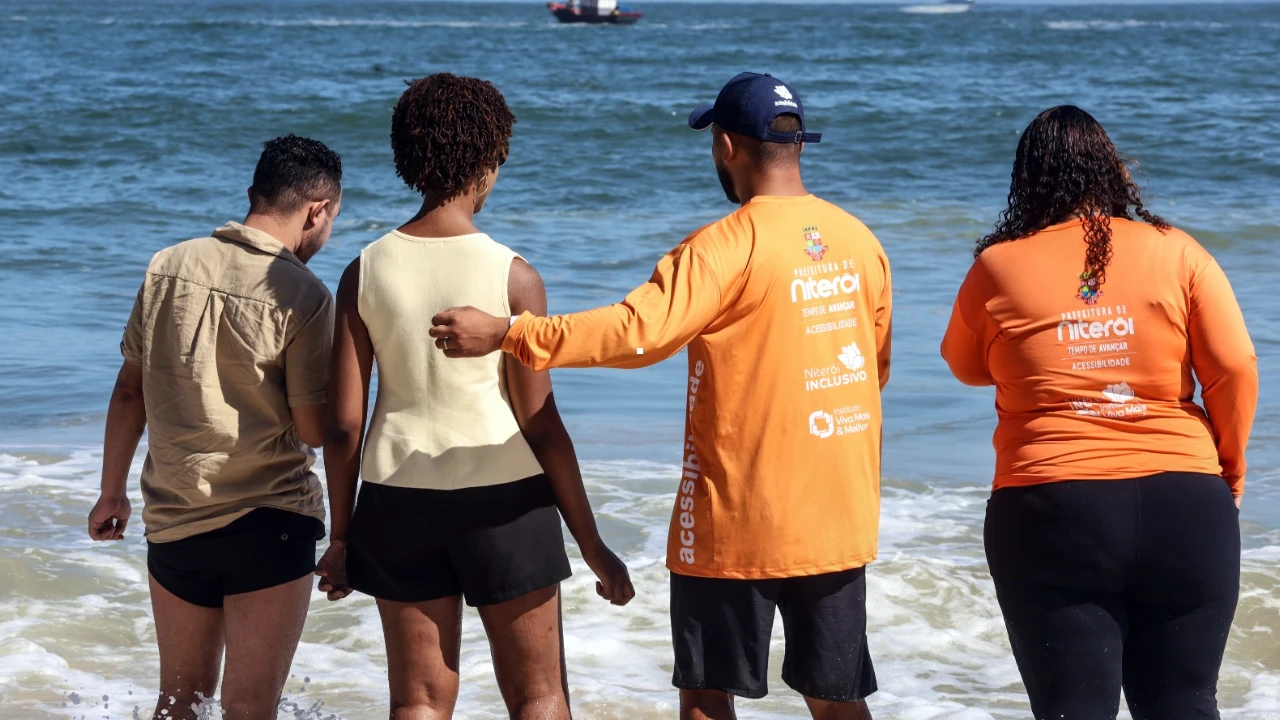 Praia Sem Barreiras em Niterói oferece banho de mar acessível na Praia de Itaipu