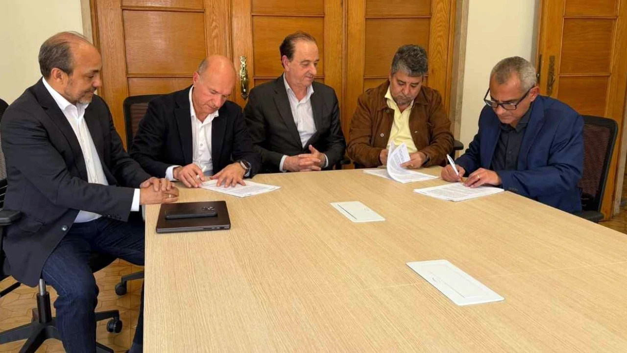 Cultivo de mexilhões em estrutura marítima para produção em Maricá