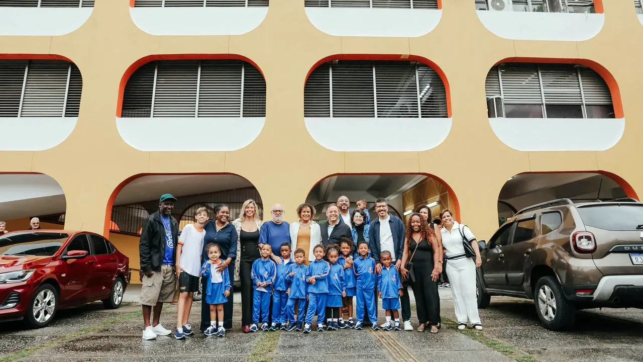 Prefeito Rodrigo Neves durante visita a unidade de educação de Niterói