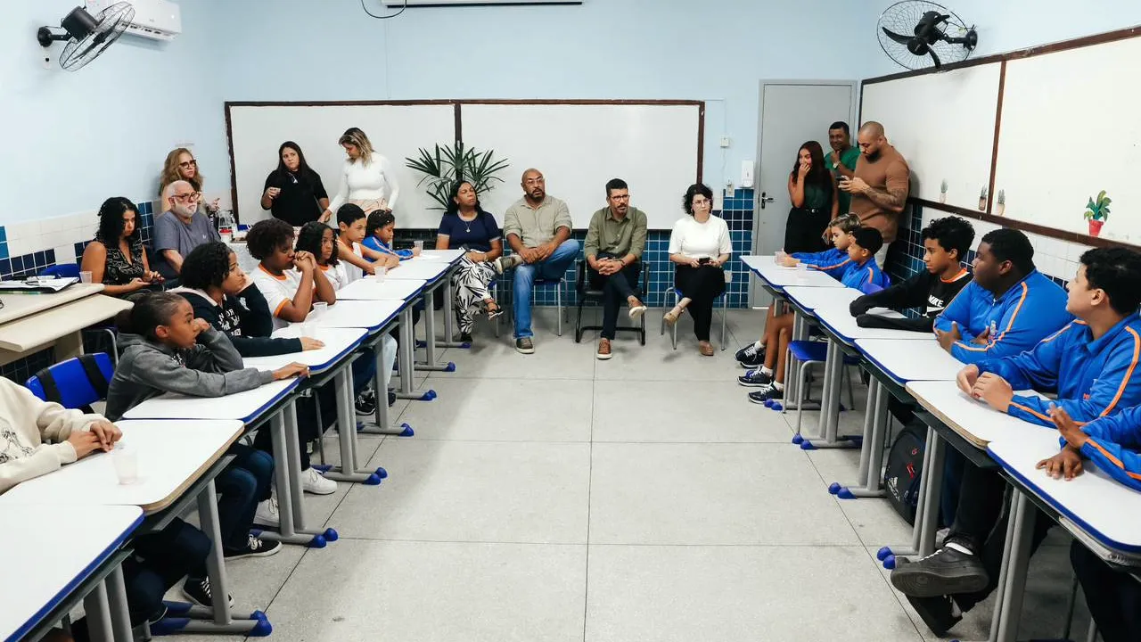 Programa Escuta na Rede reúne comunidade escolar em unidades do Caramujo e de Santa Bárbara, em Niterói