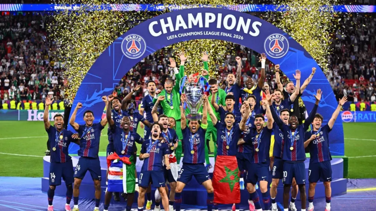 Jogadores do PSG comemoram título da Champions League após vitória nos pênaltis sobre o Arsenal