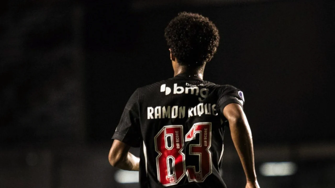 Ramon Rique treina pelo Vasco após ser integrado ao elenco profissional