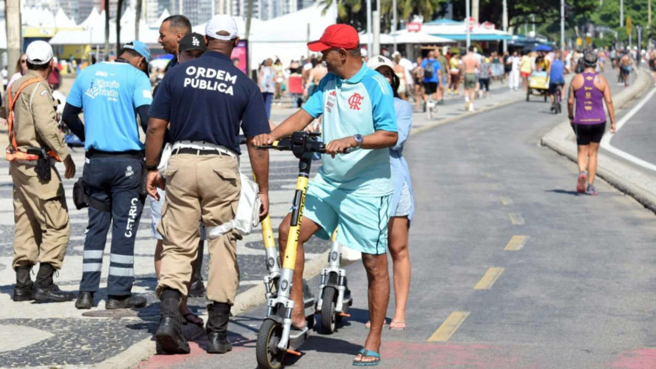 Agentes fiscalizam bicicletas elétricas e patinetes no Rio