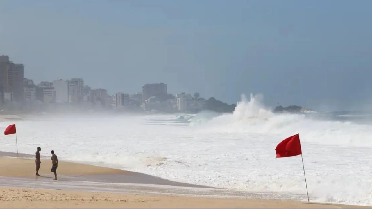 ressaca no Rio de Janeiro ondas fortes orla alerta
