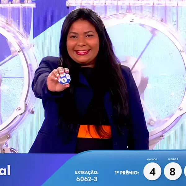 Garota da sorte exibe uma das bolas sorteadas que apontou o resultado da Loteria Federal no concurso 6062, referente à Extração Regular de Sábado, 02/05 com os números sorteados em todos os prêmios (1º, 2º, 3º, 4º e 5º e derivados) | Reprodução