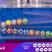 Concurso 3691 da Lotofácil, com resultado dos números sorteados nesta quinta-feira, 21/05, bem como prêmios de todas as faixas de acerto, total de apostas realizadas, ganhadoras e perdedoras, com detalhes especiais. Além disso, análise econômica, financeira e lotérica da extração, arrecadação e pagamento de prêmios, bem como a destinação pública do dinheiro do saldo residual.