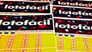 Volante do Concurso 3694 da Lotofácil, com resultado dos números sorteados nesta segunda-feira, 25/05, bem como prêmios de todas as faixas de acerto, total de apostas realizadas, ganhadoras e perdedoras, com detalhes especiais. Além disso, análise econômica, financeira e lotérica da extração, arrecadação e pagamento de prêmios, bem como a destinação pública do dinheiro do saldo residual.