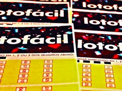 Volante do Concurso 3694 da Lotofácil, com resultado dos números sorteados nesta segunda-feira, 25/05, bem como prêmios de todas as faixas de acerto, total de apostas realizadas, ganhadoras e perdedoras, com detalhes especiais. Além disso, análise econômica, financeira e lotérica da extração, arrecadação e pagamento de prêmios, bem como a destinação pública do dinheiro do saldo residual.