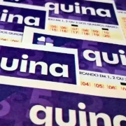 Concurso 7027 da Quina, com resultado dos números sorteados neste sábado, 16/05, bem como prêmios de todas as faixas de acerto, total de apostas realizadas, ganhadoras e perdedoras, com detalhes especiais. Além disso, análise econômica, financeira e lotérica da extração, arrecadação e pagamento de prêmios, bem como a destinação pública do dinheiro do saldo residual.