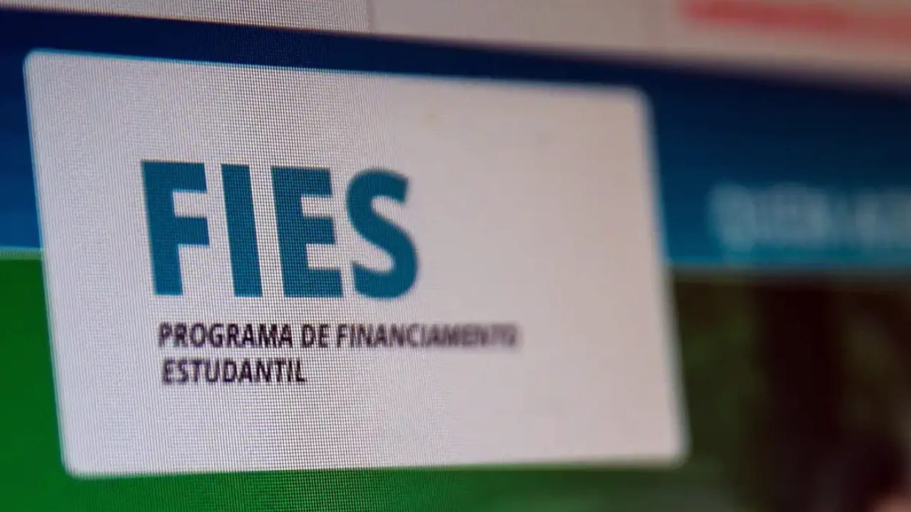 Estudante acessa resultado do Fies 2026 no computador