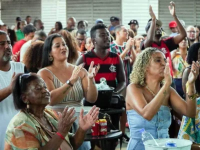 Público acompanha apresentação de samba na Feira de Neves, em São Gonçalo