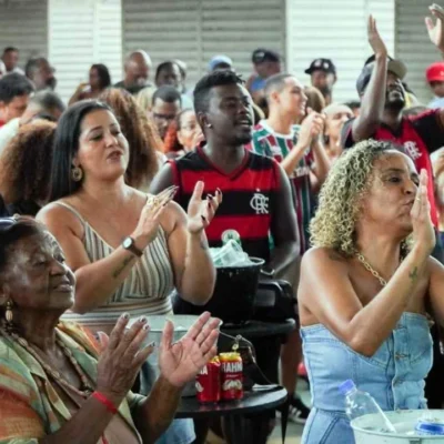 Público acompanha apresentação de samba na Feira de Neves, em São Gonçalo