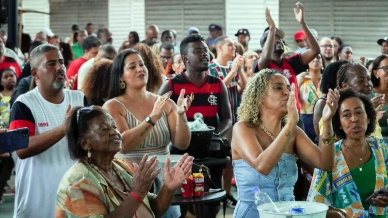 Público acompanha apresentação de samba na Feira de Neves, em São Gonçalo