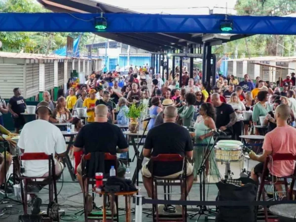 Samba da Feira de Neves reúne músicos e público no Centro de Tradições Nordestinas, em São Gonçalo
