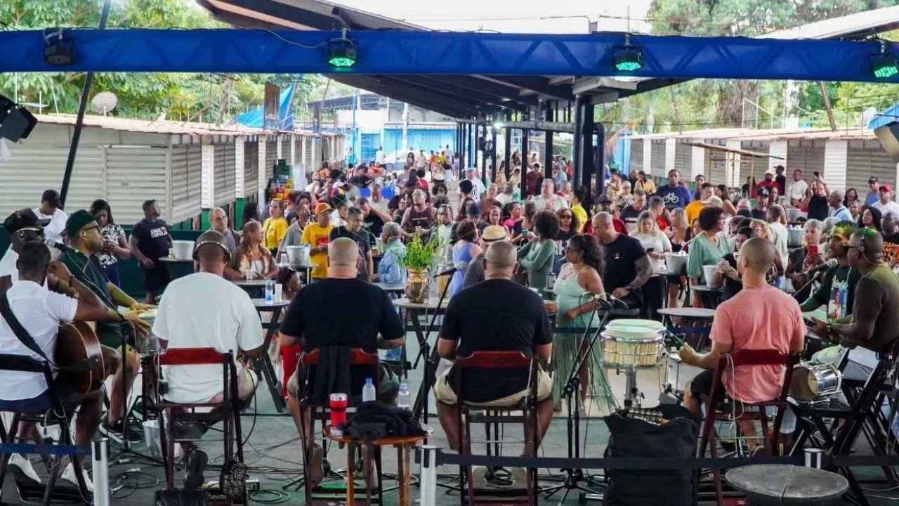 Público curtindo roda de samba no Centro de Tradições Nordestinas em Neves