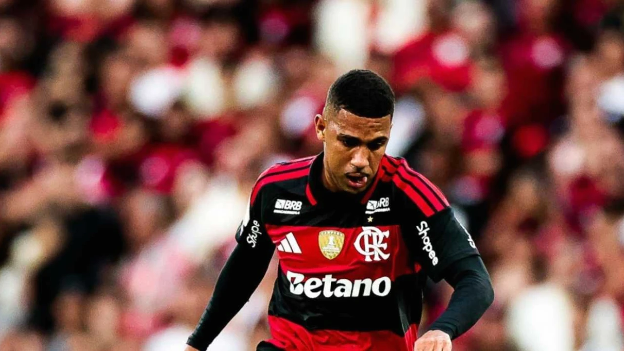 Samuel Lino em ação pelo Flamengo no Maracanã