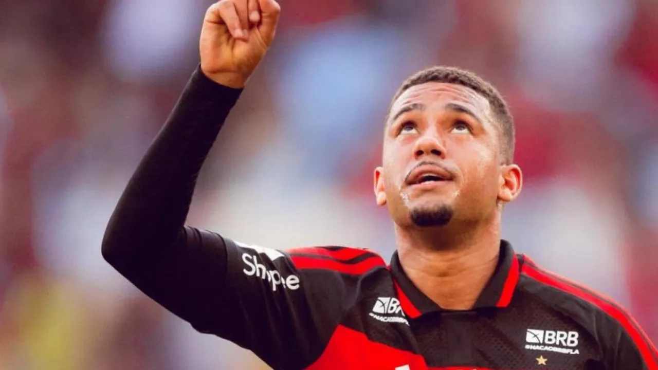 Samuel Lino comemora gol pelo Flamengo contra o Coritiba no Maracanã