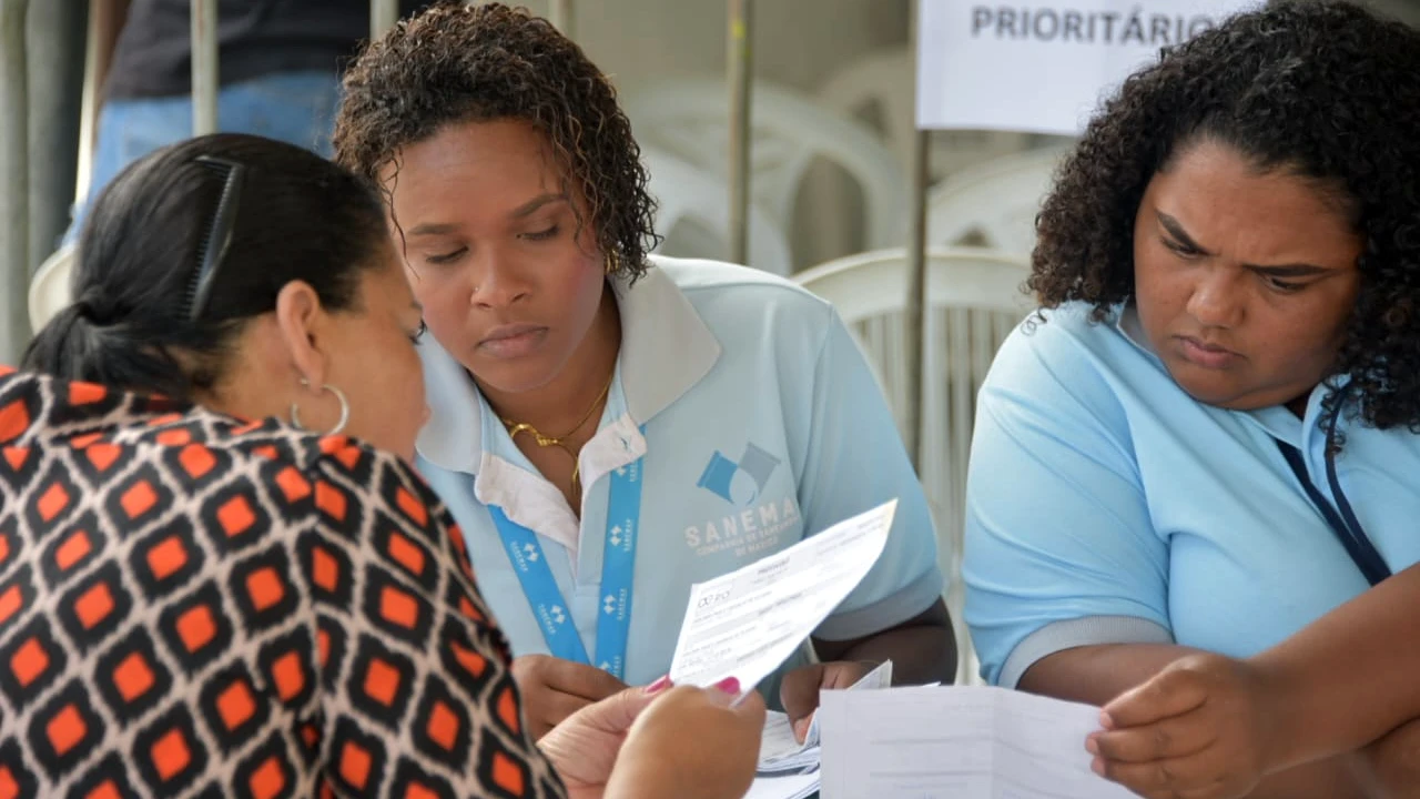 Equipe da Sanemar realizando serviço de saneamento em Maricá
