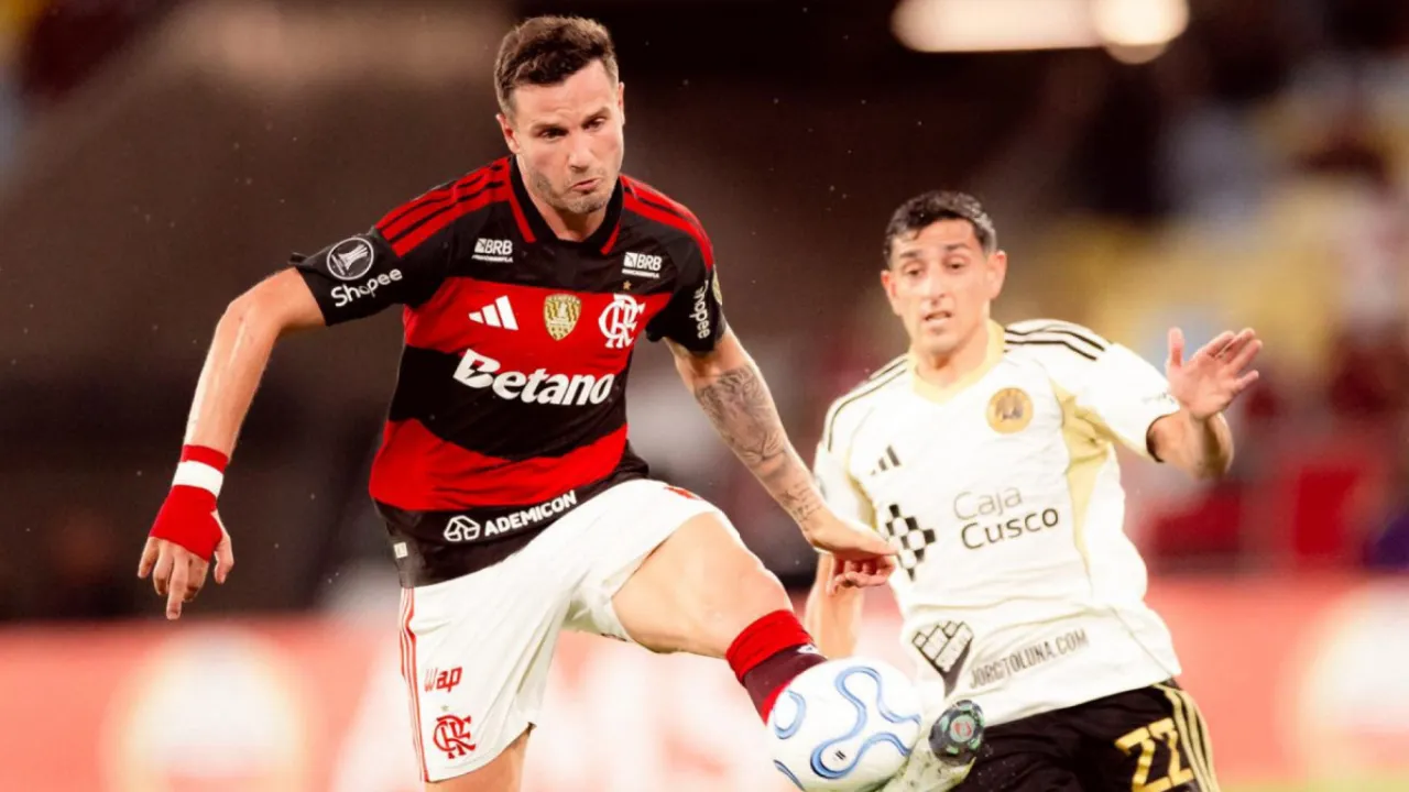 Saúl em campo pelo Flamengo durante partida da Libertadores Saúl em campo pelo Flamengo durante partida da Libertadores