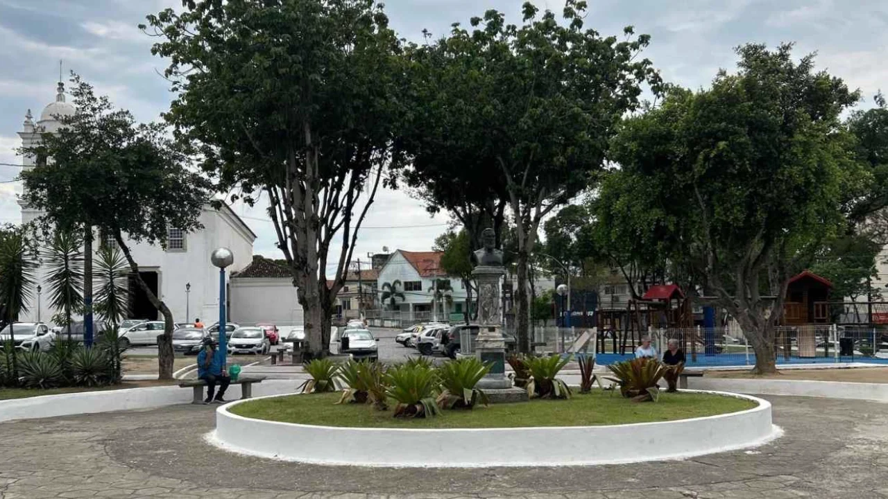 Público em evento de seresta ao ar livre em praça de Itaboraí