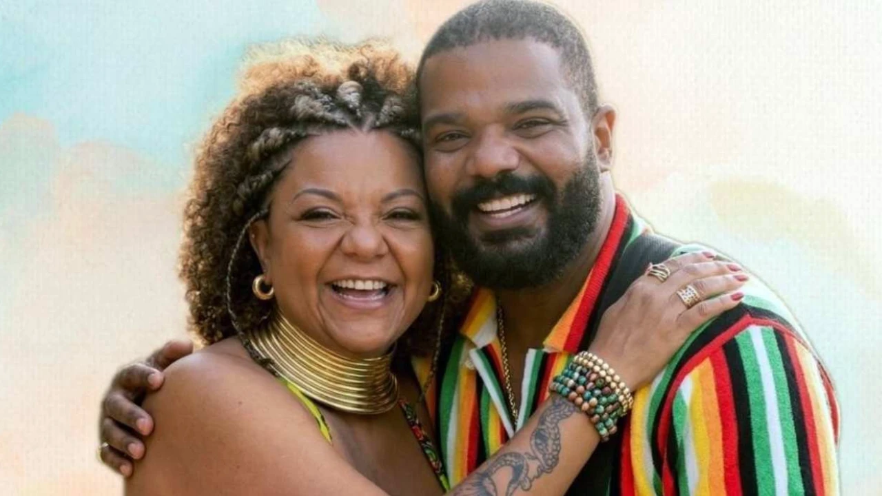 Arlindinho e Babi Cruz se apresentando juntos em show de samba