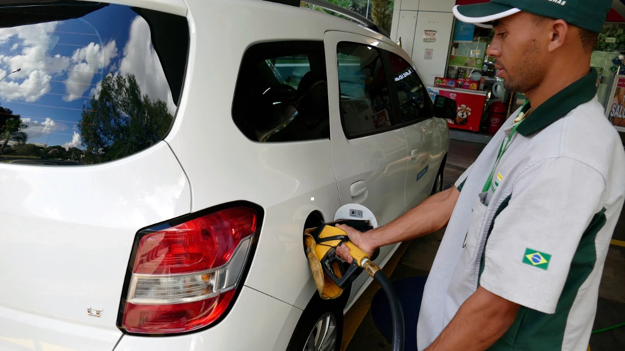 Carro sendo abastecido de gasolina em um posto de combustivel
