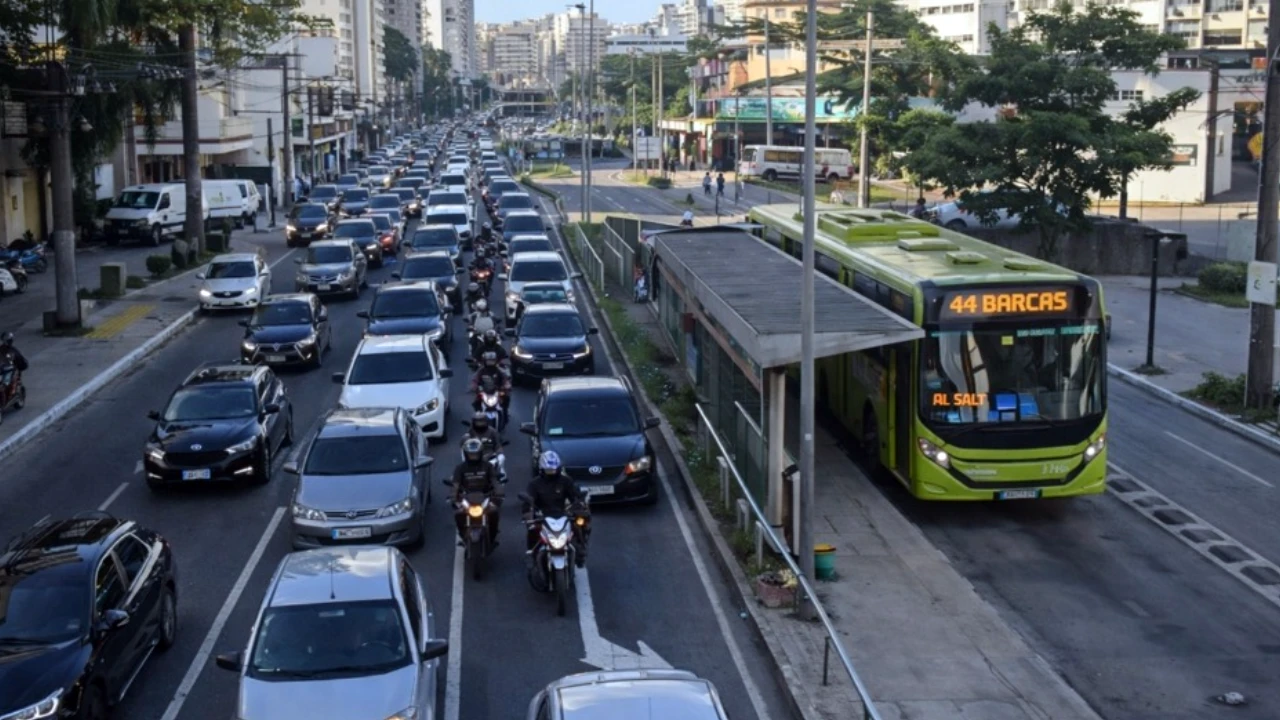 Trânsito em Niterói tem lentidão nos acessos à Ponte Rio-Niterói nesta quarta-feira