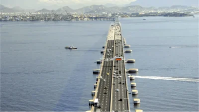 Imagem jornalística da Ponte Rio-Niterói durante a manhã, mostrando veículos circulando normalmente pelas pistas, sem congestionamentos aparentes