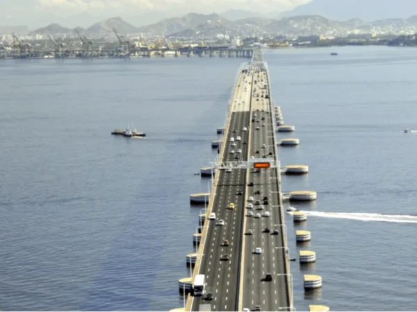 Imagem jornalística da Ponte Rio-Niterói durante a manhã, mostrando veículos circulando normalmente pelas pistas, sem congestionamentos aparentes