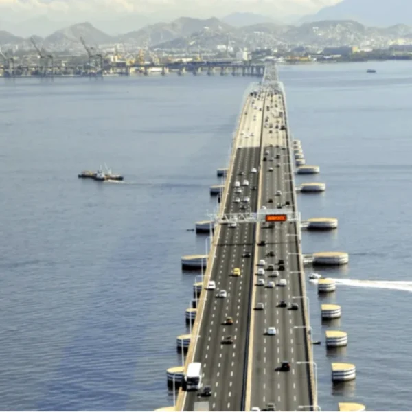 Imagem jornalística da Ponte Rio-Niterói durante a manhã, mostrando veículos circulando normalmente pelas pistas, sem congestionamentos aparentes