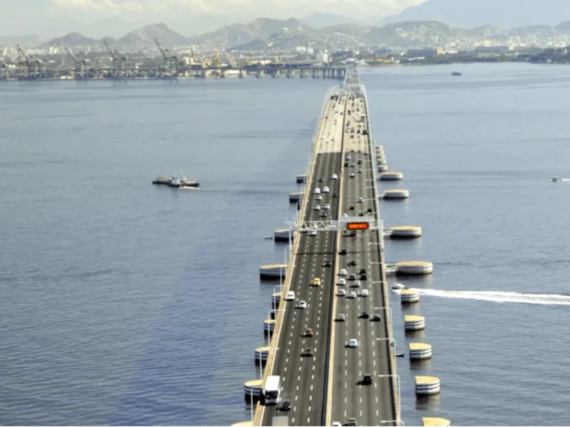 Imagem jornalística da Ponte Rio-Niterói durante a manhã, mostrando veículos circulando normalmente pelas pistas, sem congestionamentos aparentes