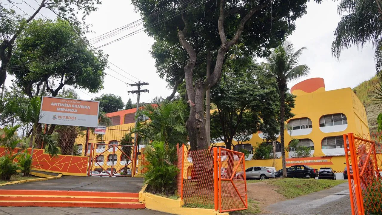 Uniformes de inverno em Niterói começam a ser entregues a alunos da Rede Municipal