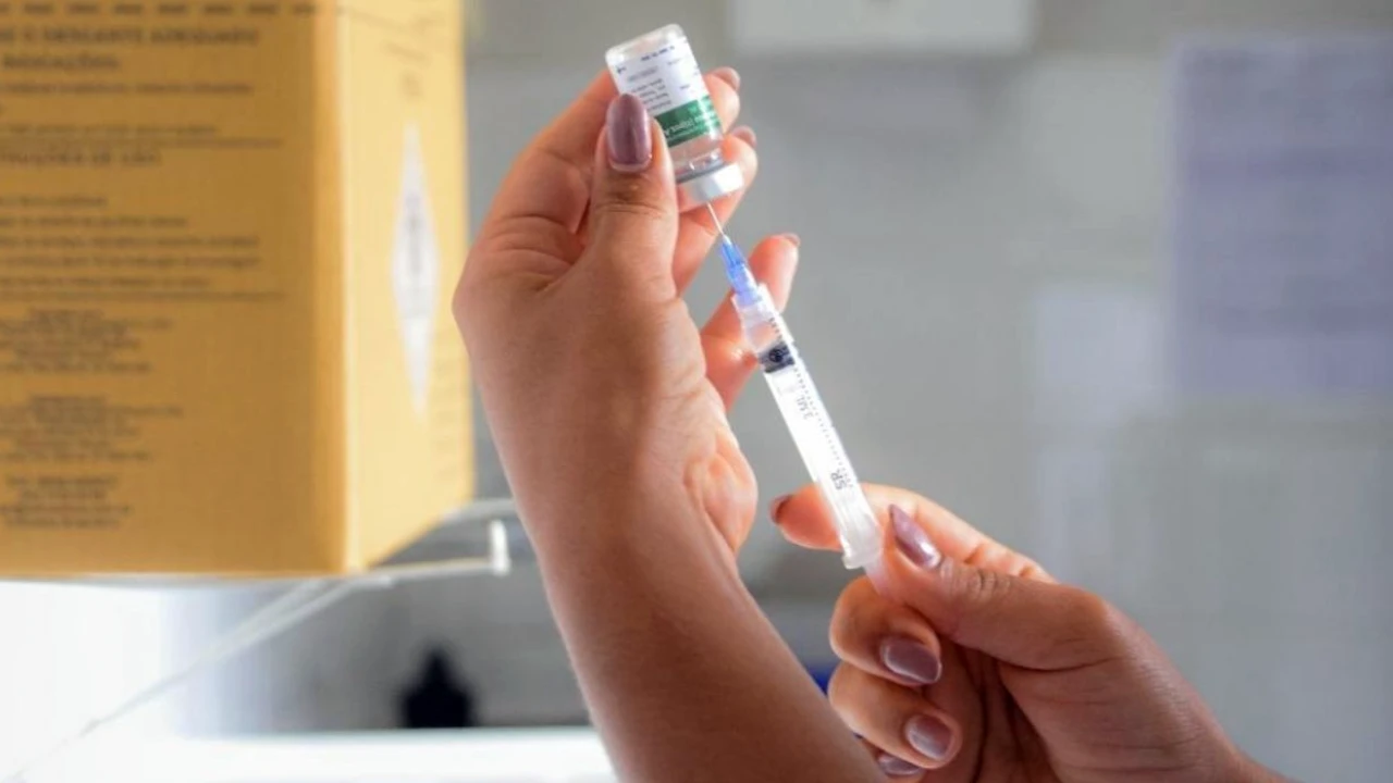 Aplicação da vacina contra influenza em unidade de saúde de Itaboraí
