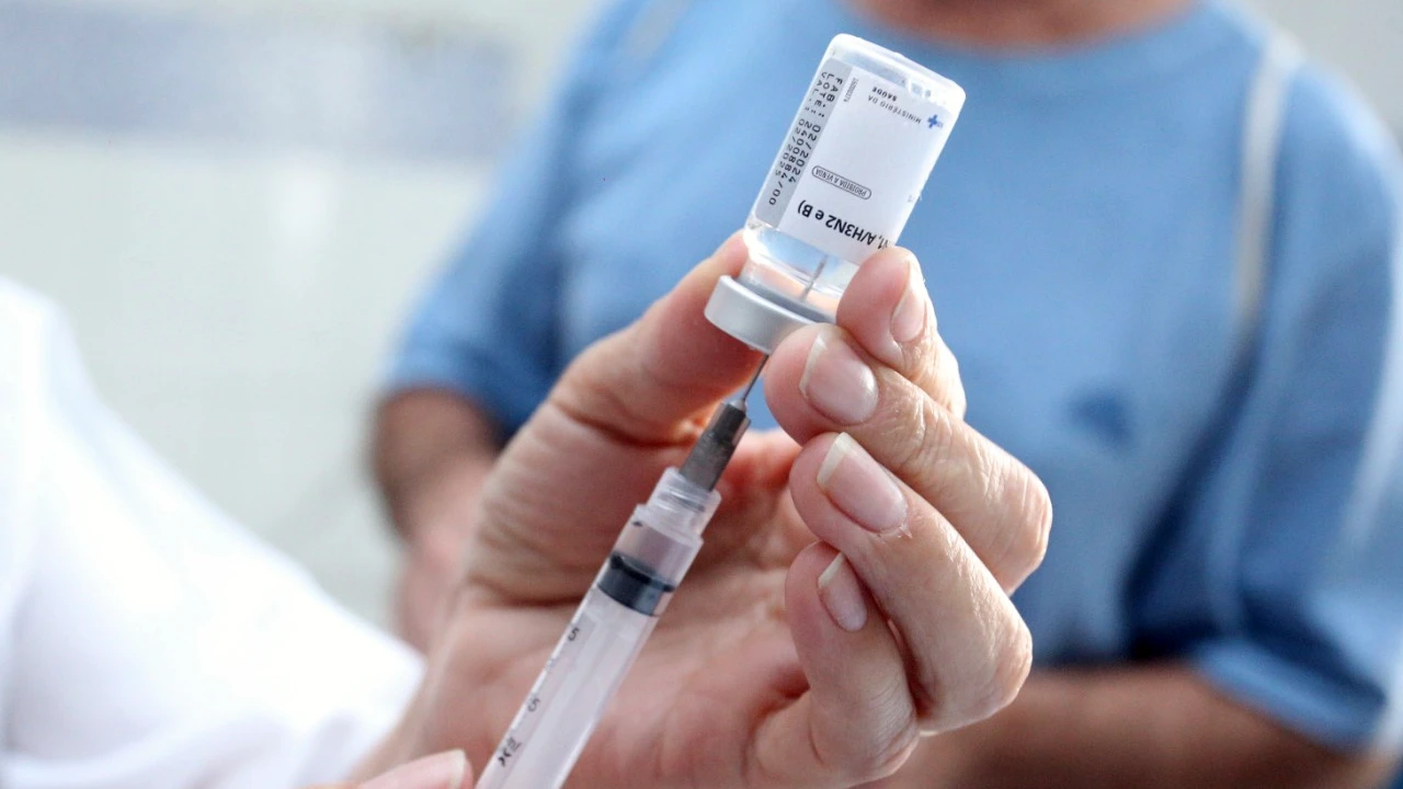 profissional de saúde aplicando vacina contra gripe em paciente em Niterói