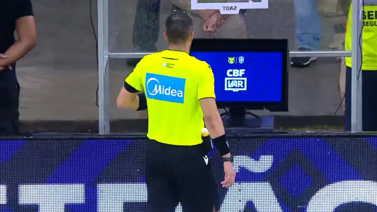 Davi Lacerda revisa lance no VAR durante Bahia x Botafogo pelo Brasileirão Davi Lacerda revisa lance no VAR durante Bahia x Botafogo pelo Brasileirão